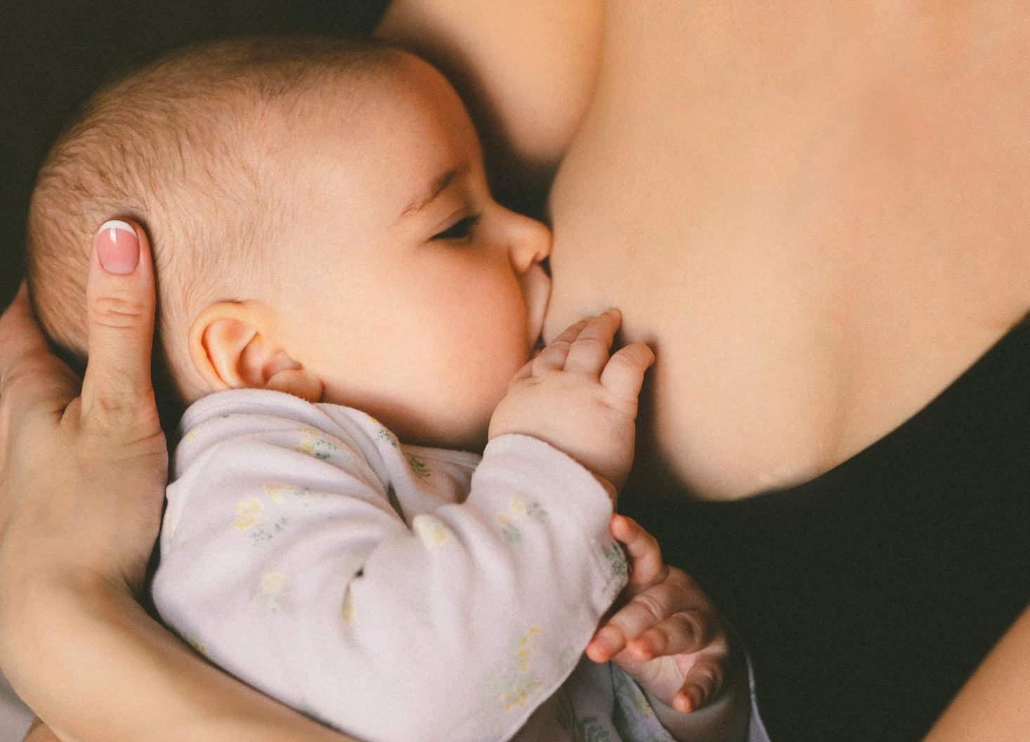 Καύσωνας και μωρά: Tips θηλασμού για τις ζεστές μέρες του καλοκαιριού