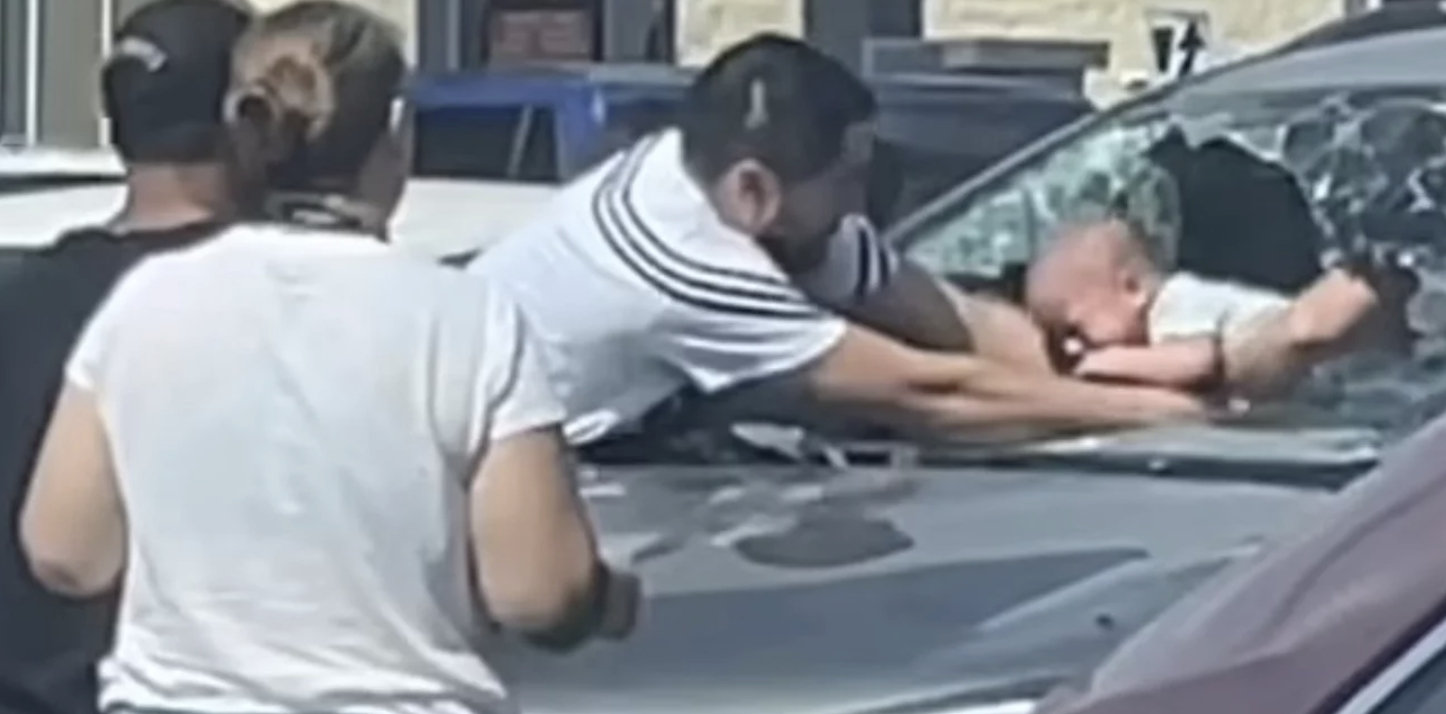 Tρομοκρατημένος πατέρας σπάει το παρμπρίζ για να σώσει το μωρό του από τον καύσωνα