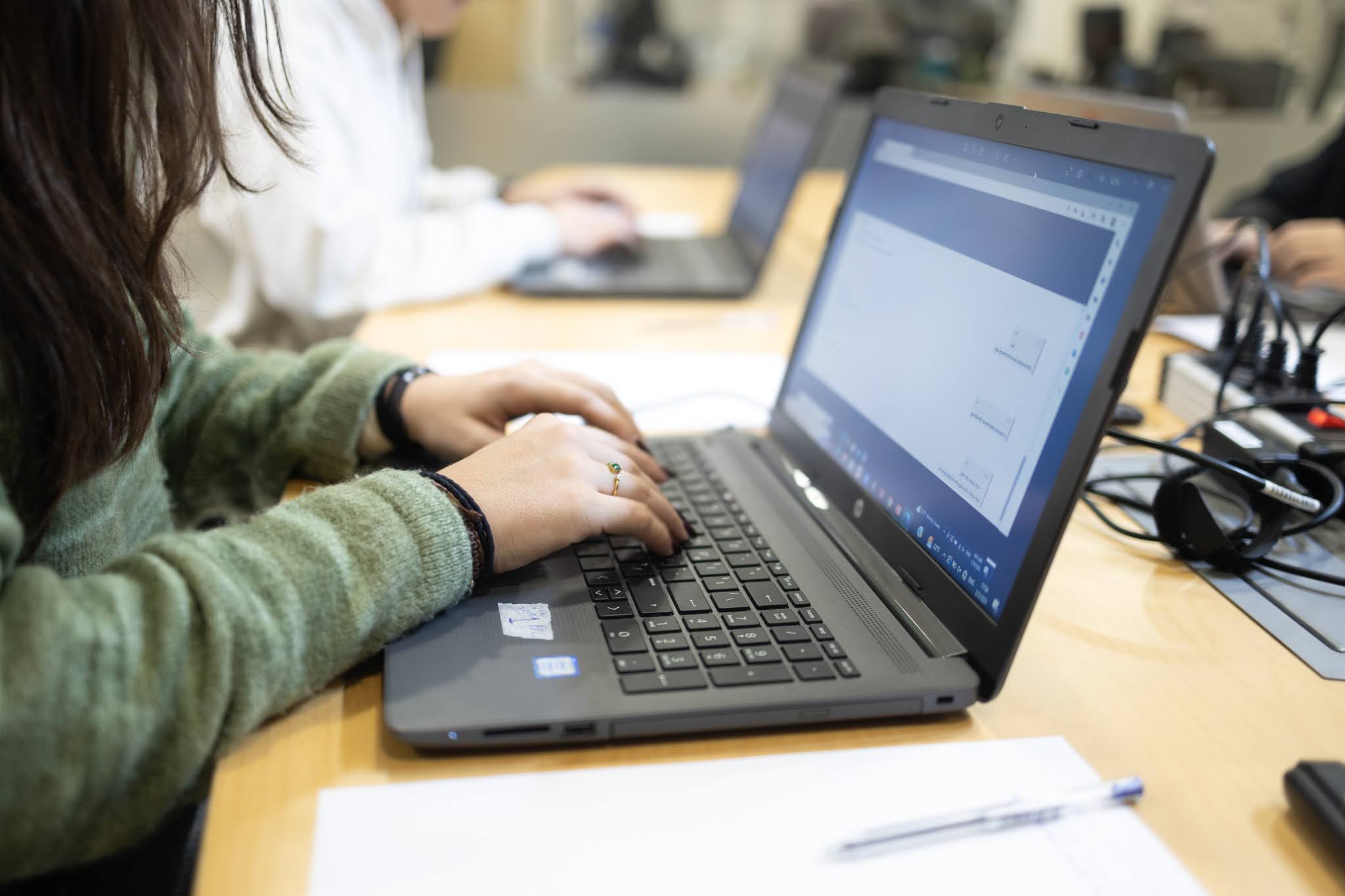 Δύο στα τρία παιδιά στην Ευρώπη έχουν υποστεί «σεξουαλική βλάβη» στο διαδίκτυο - Τι συμβουλεύουν οι ειδικοί για την προστασία τους