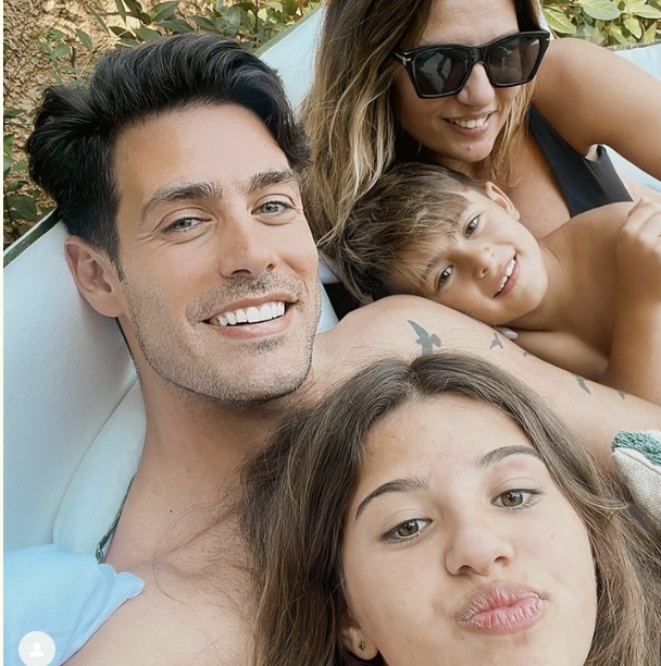 Τι απαντά ο Κώστας Μαρτάκης όταν τον ρωτούν πώς ήταν παιδί και αν σκέφτεται να κάνει οικογένεια