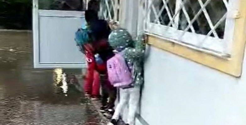 Πλημμύρισαν νηπιαγωγεία από τη νεροποντή - Τους κασκαντέρ έκαναν τα νηπιάκια