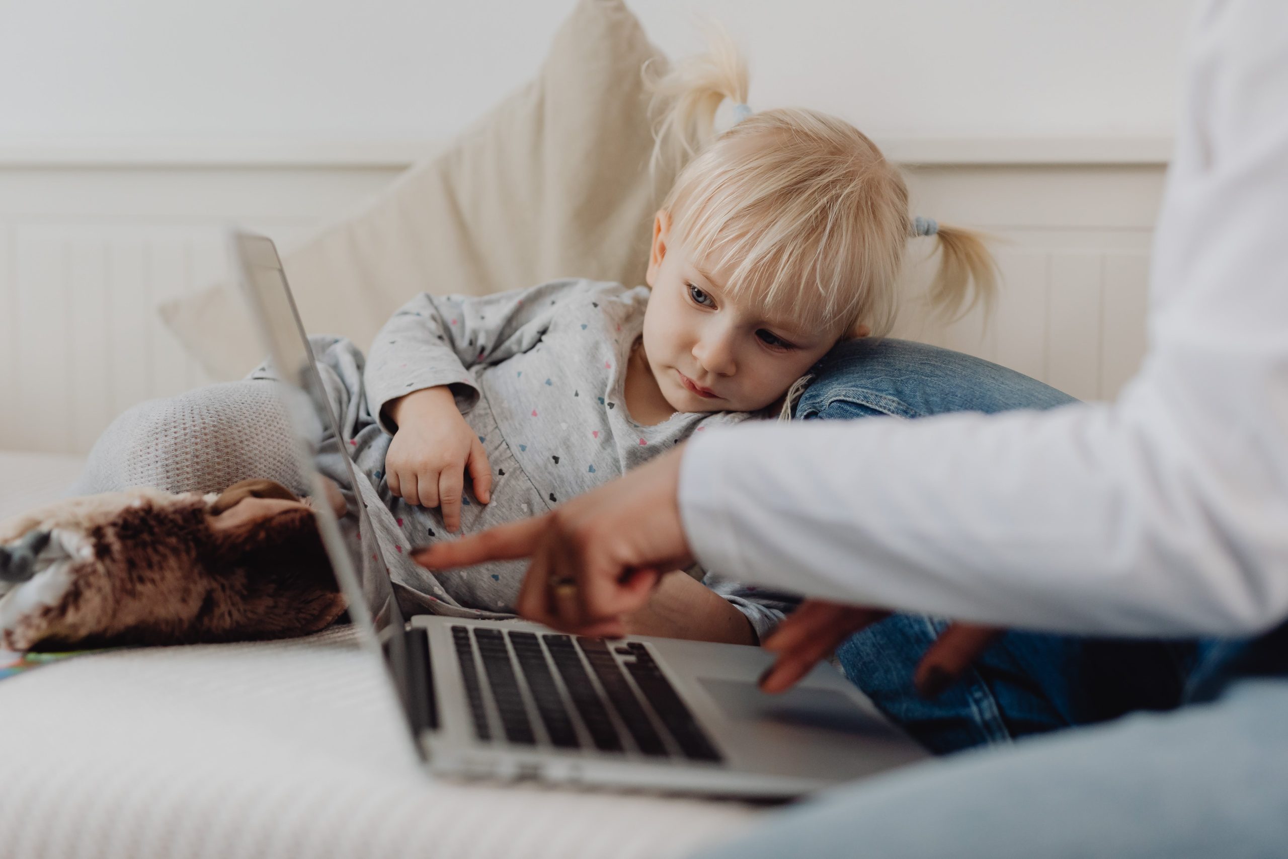 Έκθεση νηπίου σε τηλεόραση