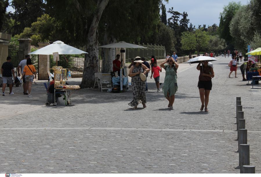 5 το απόγευμα στο Θησείο: Έβγαλε μαχαίρι σε ανήλικες και τους έκλεψε 10 ευρώ