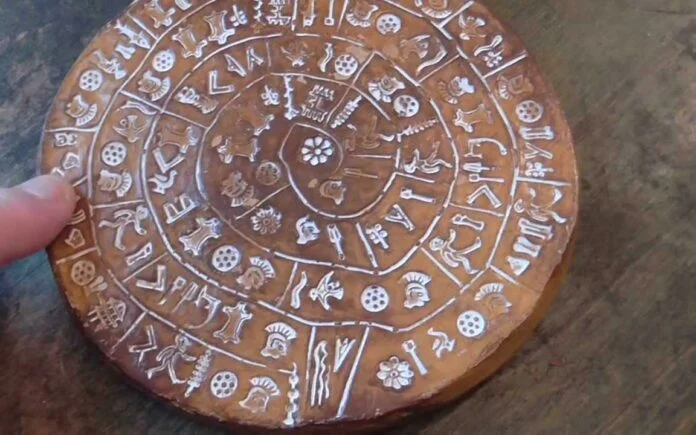 Δίσκος της Φαιστού: Ένα από τα μεγαλύτερα μυστήρια της Αρχαιολογίας ανακαλύπτεται στις 3 Ιουλίου 1908