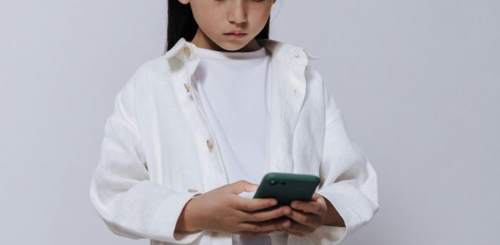 Να δίνω ή να μη δίνω στο παιδί το κινητό; Τι λέει κορυφαίος παιδίατρος;