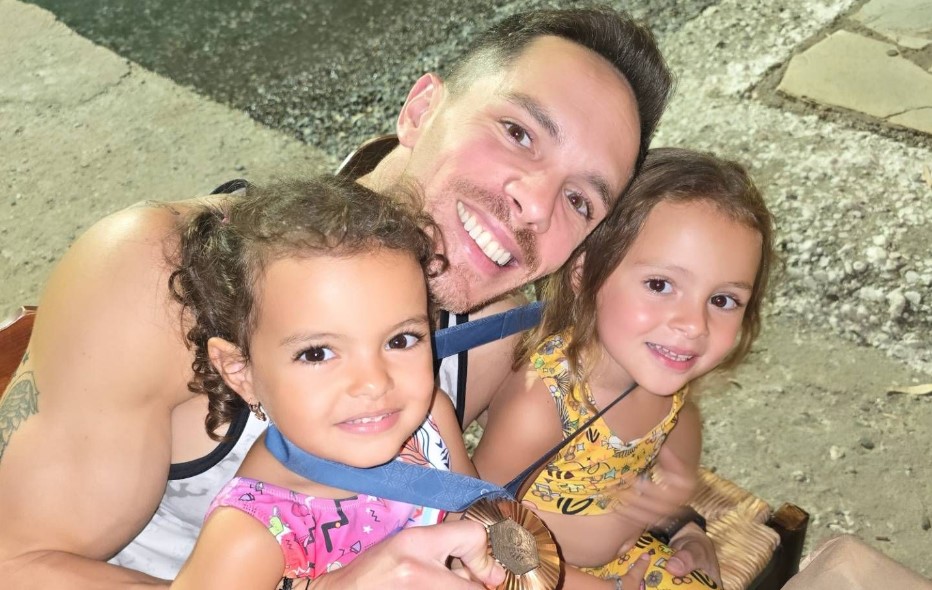 Λευτέρης Πετρούνιας: Αγκαλιά με τις κόρες του και το μετάλλιο - «Δύο χρυσά και ένα χάλκινο»