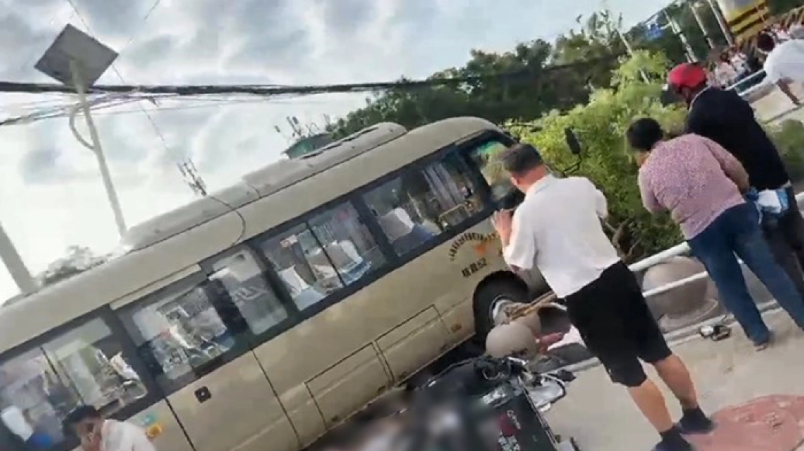 Τραγωδία: Σχολικό λεωφορείο έπεσε πάνω σε γονείς και παιδιά - 11 νεκροί